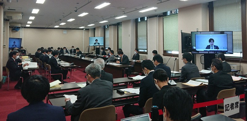 オンラインで議員が参加した府議会の委員会=大阪府庁で、芝村侑美撮影