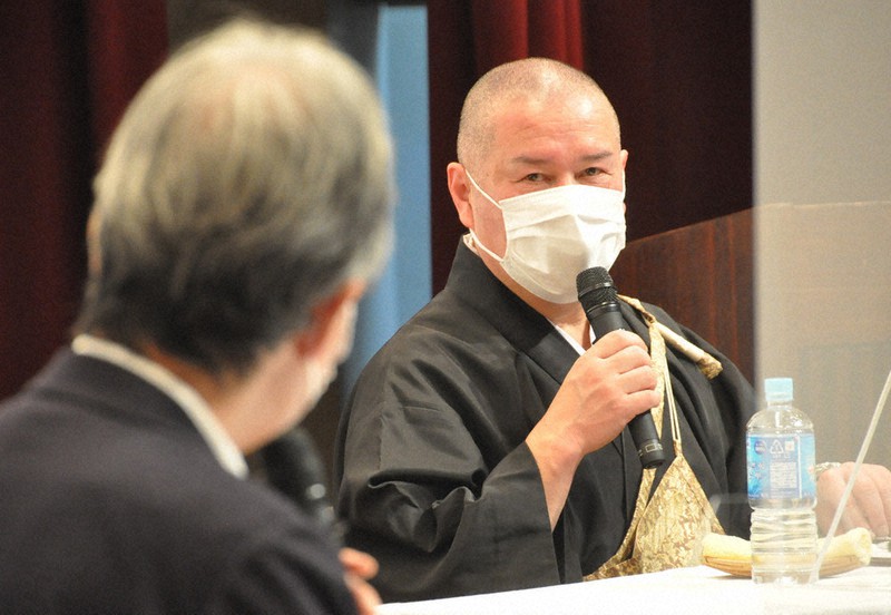 明恵の教えについて西山厚さん(左)と語り合う海龍王寺の石川重元住職=奈良市の奈良市立中部公民館で、花澤茂人撮影