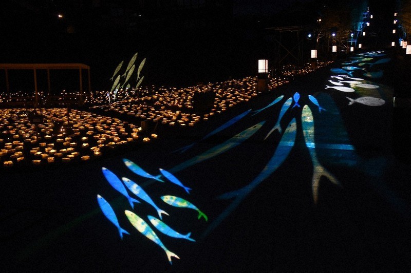 路上に映し出された、金子みすゞの「大漁」をテーマにした影絵