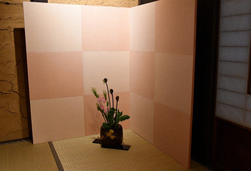 和洋で利用できるようデザインした屏風=京都府舞鶴市平野屋の古民家の宿「宰嘉庵」で2021年2月7日午前10時半、塩田敏夫撮影