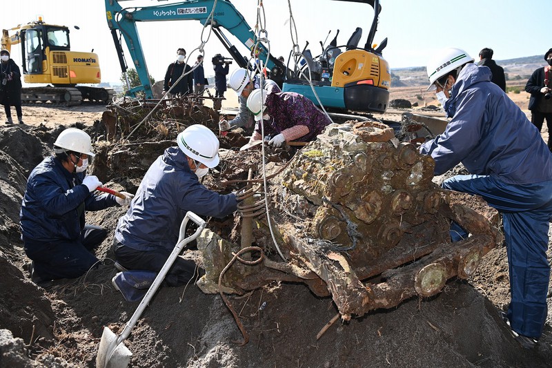 【中古】 大火砕流を越えて 普賢岳が残した十年/出島文庫/毎日新聞社 鳴動 普賢岳 改訂版 雲仙岳噴火 写真・記録集 | 長崎新聞社