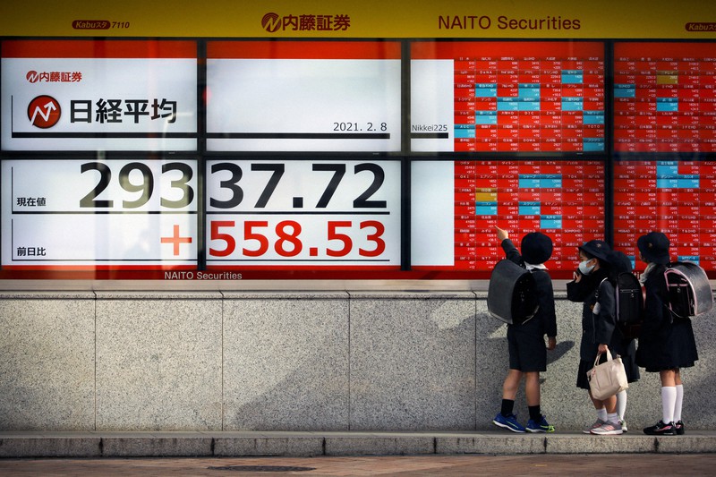 30年半ぶりに2万9000円台を付けた日経平均を示す株価ボード=東京都中央区で2021年2月8日午後2時53分、吉田航太撮影