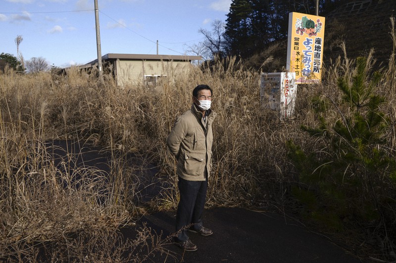 産地直売所「よってみっせ」の前に立つ木幡敏郎さん。震災からもうすぐ10年になる=福島県双葉町で、渡部直樹撮影