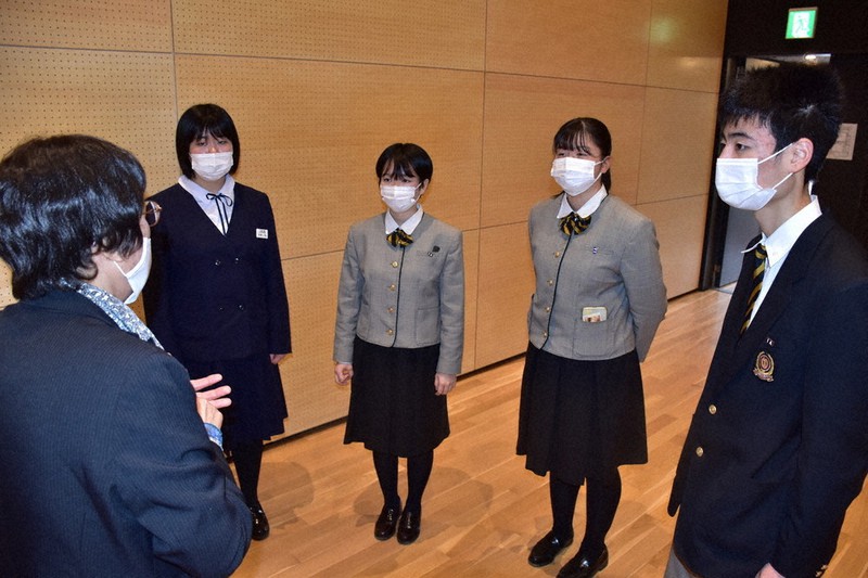 鈴木るり子さん(左)から励ましの言葉をかけられる最後の奨学生=岩手県大槌町で2021年2月7日午前11時30分、横見知佳撮影