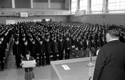 急増期の「終戦っ子」を収容するため、1963年春に新設された大阪府立大和川高校（現大阪府教育センター付属高校）で、1期生537人の卒業式が行われた＝大阪市住吉区で66年2月24日、山中徳一撮影