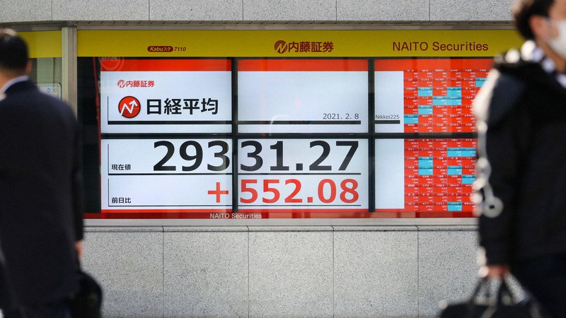 約30年6カ月ぶりに2万9000円台で取引が続く日経平均株価を示すボード=東京都中央区で2021年2月8日午後2時51分、吉田航太撮影