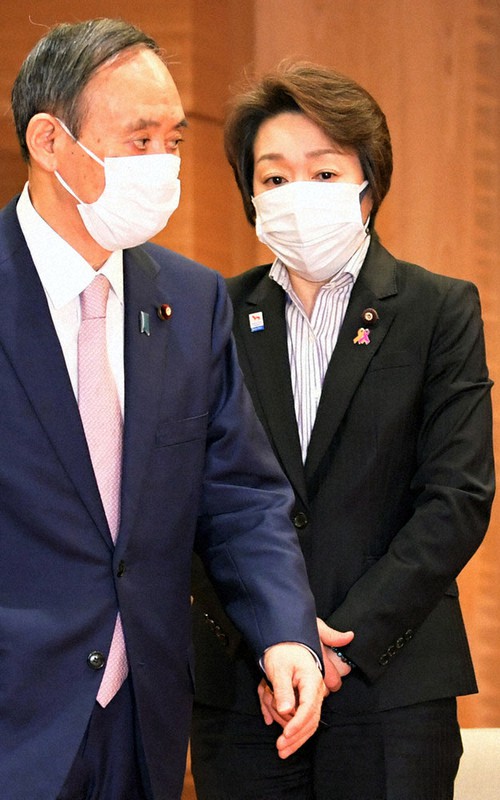 閣議に臨む橋本聖子五輪担当相(右)。左は菅義偉首相=首相官邸で9日午前8時27分、竹内幹撮影
