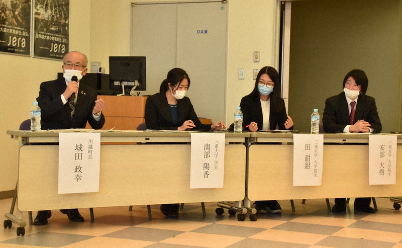 エネルギー政策や川越町の持続可能なまちづくりについて話し合う、城田政幸町長(左)と三重大生たち=三重県川越町亀崎新田の川越電力館テラ46で2021年2月5日、朝比奈由佳撮影
