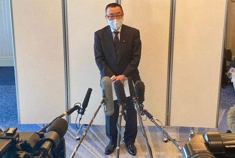 報道陣の取材に答える自民党県連の宮沢洋一会長=中区で2021年2月8日午後4時13分、賀有勇撮影