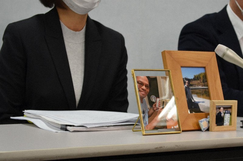 赤木俊夫さんが残したファイルの提出を国に命じるよう大阪地裁に申し立てた後、記者会見する妻雅子さん=大阪市内で2021年2月8日、伊藤遥撮影