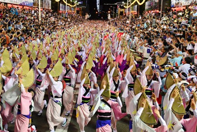 盛大に開催された2019年阿波踊りの見せ場、総踊り＝徳島市で2019年8月12日、猪飼健史撮影