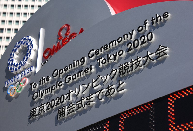 東京オリンピック開幕までの時間を示すカウントダウン時計=東京都千代田区で、丸山博撮影