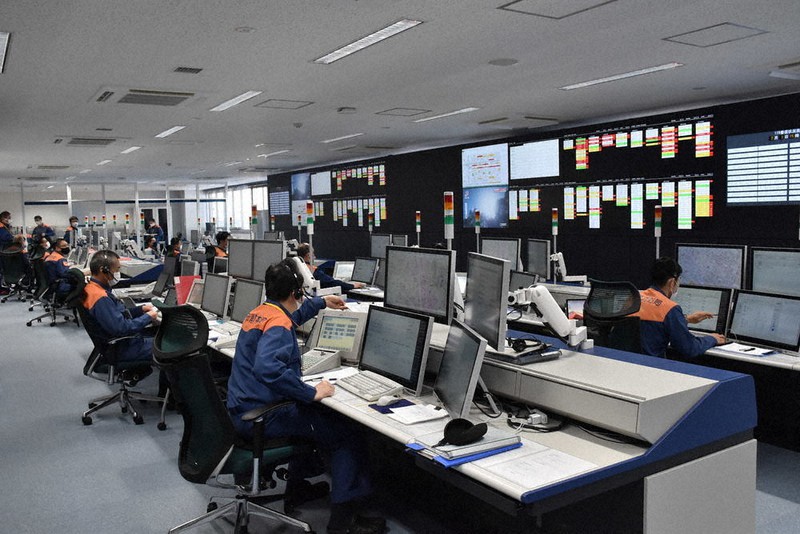 県北西部10市からの119番通報が集まる「ちば北西部消防指令センター」=千葉県松戸市で2021年2月1日、柴田智弘撮影