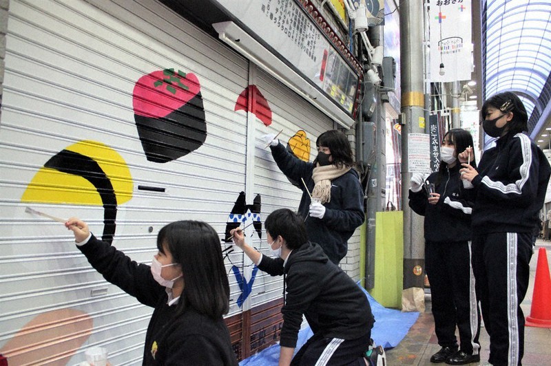 商店街との思い出刻む 市立西高生がシャッターアート 大阪 統廃合予定 生徒の戻れる場所 に 大阪 毎日新聞 商店街との思い出刻む 市立西高生がシャッターアート 大阪 統廃合予定 生徒の戻れる場所 に 大阪 毎日新聞