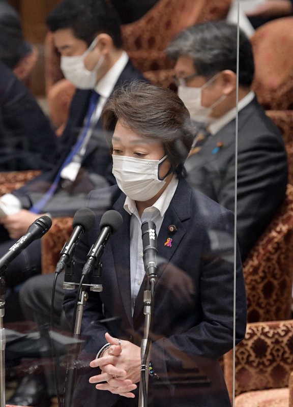 衆院予算委員会で立憲民主党の今井雅人氏の質問に答える橋本聖子五輪担当相。右奥は萩生田光一文部科学相=国会内で2021年2月10日午前9時16分、竹内幹撮影