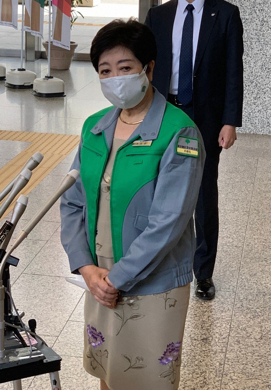 報道陣の取材に答える、小池百合子東京都知事=東京都新宿区の都庁で、2021年2月10日午前10時40分、内田幸一撮影