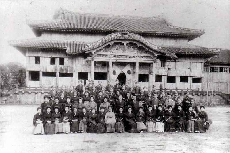 沖縄師範学校写真帖 File:沖縄県立第一高等女学校・女子師範学校の校門.png