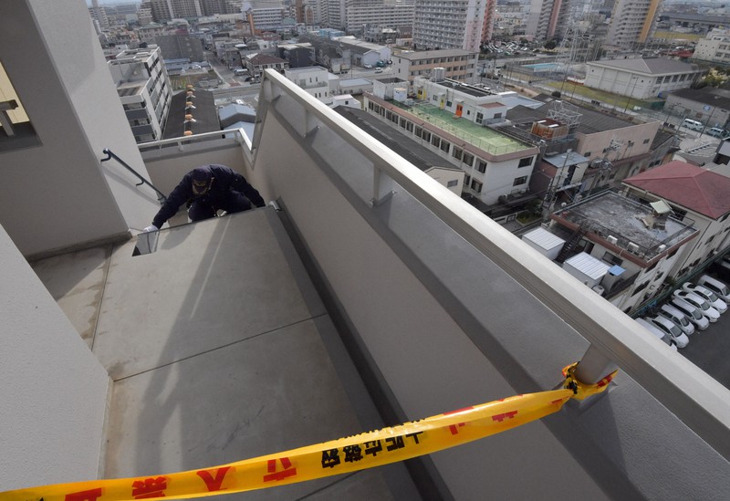 乳児が転落した市営住宅の階段付近を調べる捜査員=大阪市平野区で2020年1月19日午後2時13分、平川義之撮影