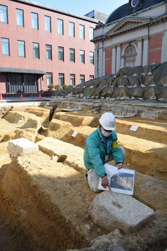 ほぞ穴が残る2基の礎石。方広寺の築地塀の柱が据えられていたと考えられる。後方右側は京都国立博物館の明治古都館=京都市東山区で2021年2月10日午後2時11分、南陽子撮影