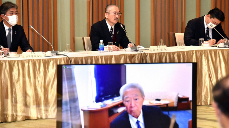 春闘の労使トップ会談で語る連合の神津里季生会長(中央)とオンライン中継で参加する経団連の中西宏明会長(手前)=東京都千代田区で2021年1月27日、滝川大貴撮影