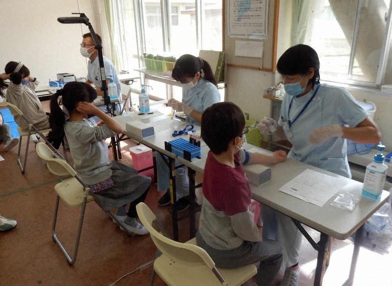 千葉大教育学部付属小で行われた骨密度や血圧の測定、採血=千葉市で2021年2月8日、山田利和撮影