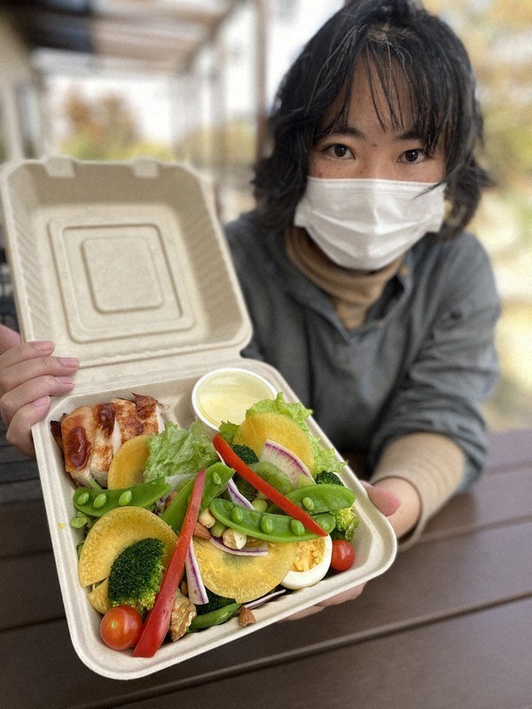 ボリュームのある「春待ちパワーサラダ」=hanahaco提供