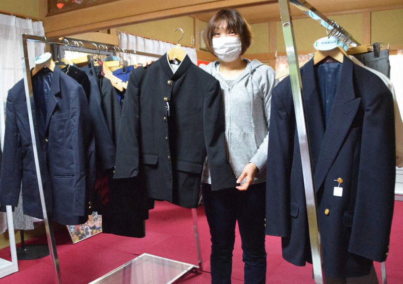 リユースの制服を持つ樋口さん=千葉県茂原市で