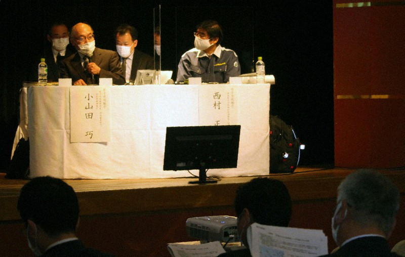 大飯原発3、4号機の耐震性の審査などについて説明する原子力規制庁の担当者=福井市田原1の「フェニックス・プラザ」で、大島秀利撮影
