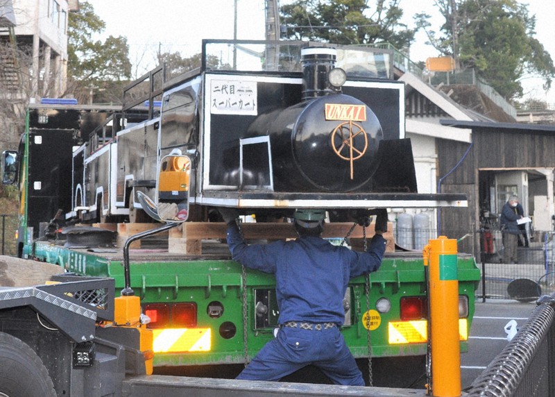 島根・広島県境越えに使われる「高千穂あまてらす鉄道」の観光用カート。宮崎県高千穂町三田井の高千穂駅前で島根県邑南町へ向かうトラックに積まれた=2020年12月26日午後4時52分、重春次男撮影