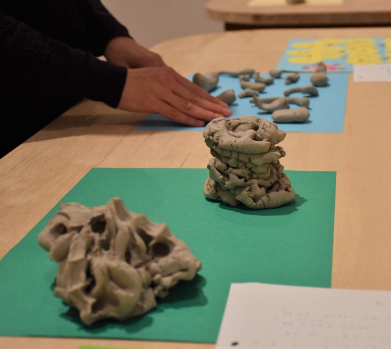粘土で作った、松山盲学校生の作品。中央は「食べられないハンバーガー」=松山市の愛媛県美術館で2021年2月5日午後5時54分、斉藤朋恵撮影