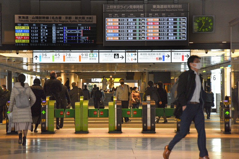 マスク姿の人たちが行き交うJR東京駅=東京都千代田区で、丸山博撮影