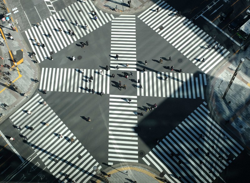 マスク姿で横断歩道を渡る人たち=東京・銀座で、丸山博撮影