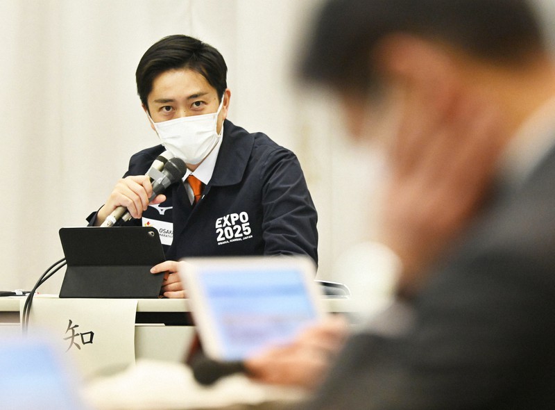 大阪府の新型コロナウイルス対策本部会議で、専門家らに感染状況を質問する吉村洋文知事=大阪府庁で2021年2月9日、山崎一輝撮影