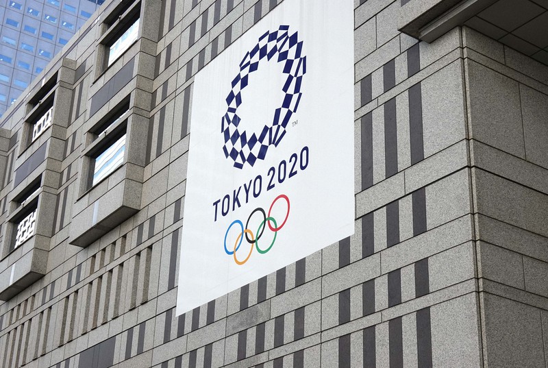 東京都議会議事堂に掲げられた東京2020エンブレム=東京都新宿区で、丸山博撮影