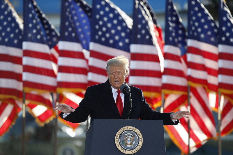 退任前の最後の演説に臨むドナルド・トランプ前米大統領=米ワシントン近郊のアンドルーズ空軍基地で2021年1月20日、AP共同