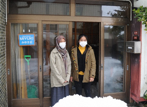 宿舎の前で取材に応じるミラさん(左)とソチャンさん=山形県鶴岡市泉町で