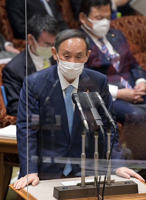 参院予算委員会で立憲民主党の蓮舫代表代行の質問に答える菅義偉首相=国会内で1月27日、竹内幹撮影