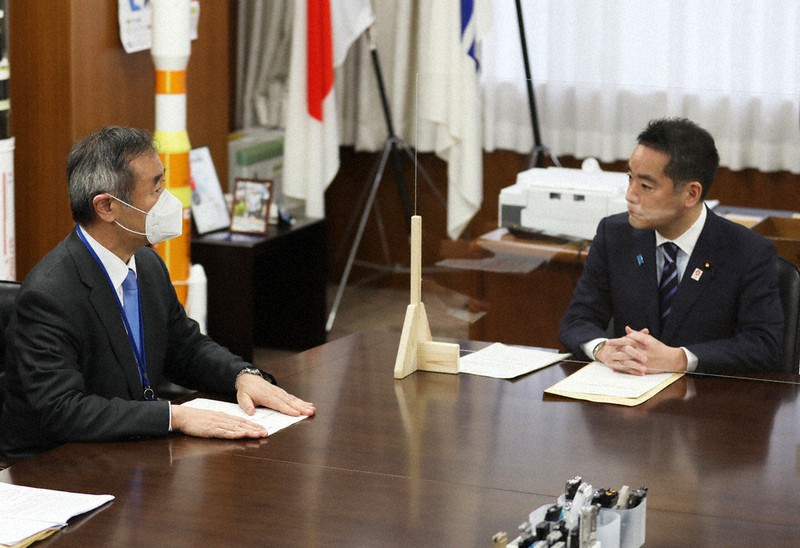 日本学術会議のあり方について自己検証した中間報告書の提出後に井上信治科学技術担当相(右)と会談する学術会議の梶田隆章会長=東京都千代田区で2020年12月16日、玉城達郎撮影