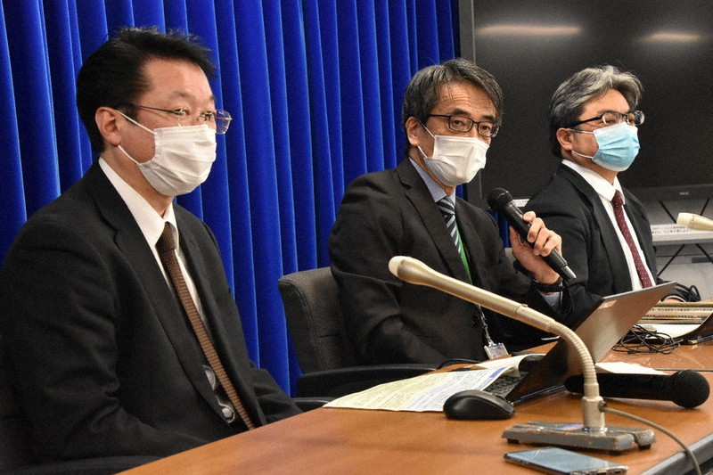 会合後、記者会見で感染状況の分析結果を説明する座長の脇田隆字・国立感染症研究所長(中央)=東京都千代田区で11日、矢澤秀範撮影