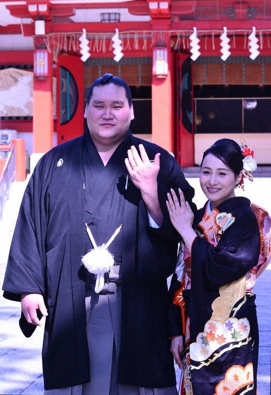 結婚式を終えて記念撮影する照ノ富士夫妻=代表撮影