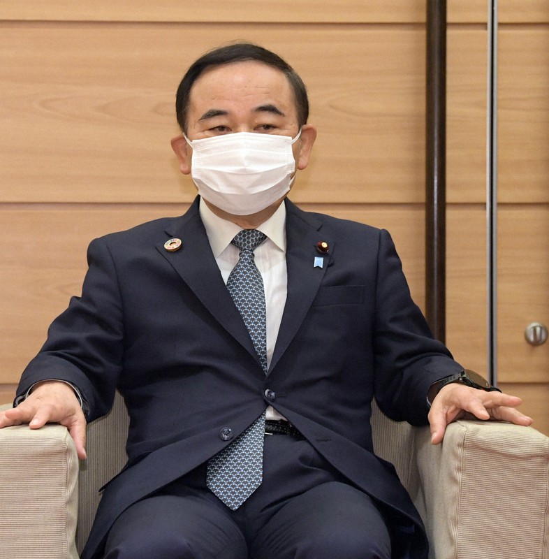 閣議に臨む坂本哲志1億総活躍担当相=首相官邸で2021年2月12日午前8時25分、竹内幹撮影