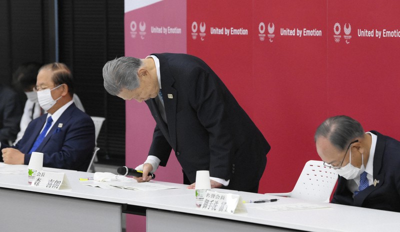東京五輪・パラリンピック組織委の理事会と評議員会の合同懇談会で辞任を表明し、一礼する森喜朗会長=東京都中央区で2020年2月12日午後3時14分(代表撮影)