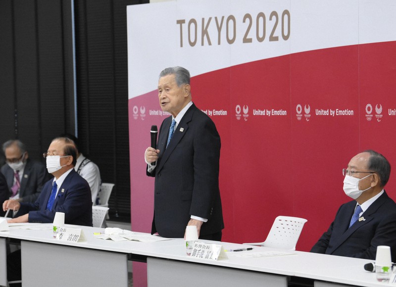 東京五輪・パラリンピック組織委の理事会と評議員会の合同懇談会で、辞任を表明する森喜朗会長(中央)=東京都中央区で2020年2月12日午後3時(代表撮影)