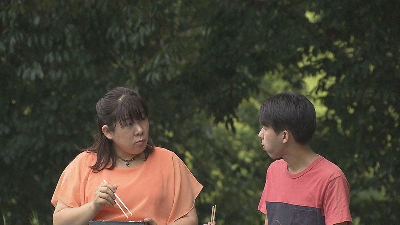 13日放送の特集の一場面。食物アレルギーの治療をしている少年(右)と母親(左)らの10年の記録を伝える
