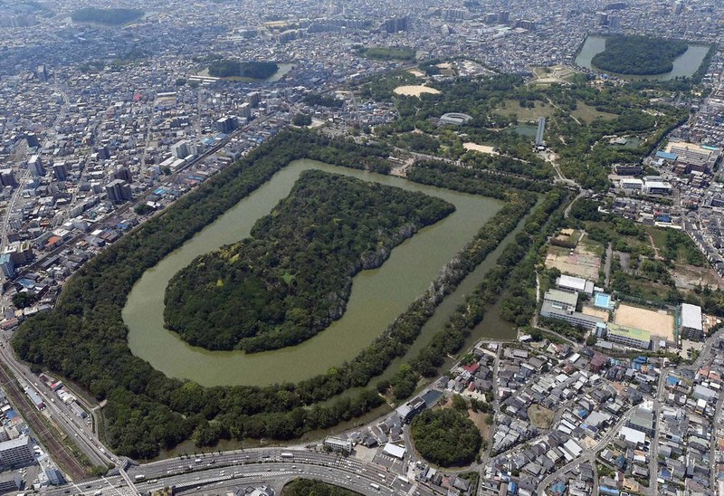 世界文化遺産に登録が決まった百舌鳥古墳群。手前は大山古墳(仁徳天皇陵)。右奥は百舌鳥陵山古墳(履中天皇陵)=堺市で2019年6月6日、本社ヘリから山崎一輝撮影