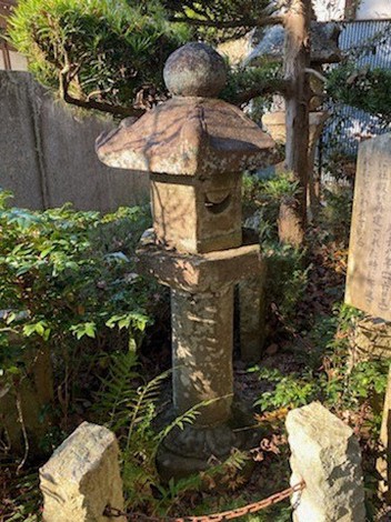 豊臣秀頼が寄進したと伝わる石灯籠=八尾市神立で2020年12月22日、松井宏員撮影