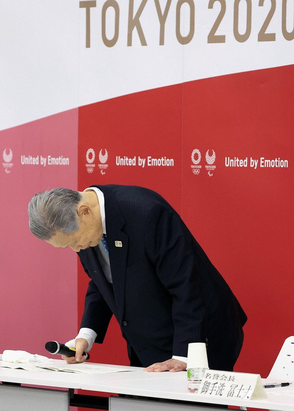 東京五輪・パラリンピック組織委の理事会と評議員会の合同懇談会で辞任表明のあいさつを終え、一礼する森喜朗会長=東京都中央区で2021年2月12日、AP