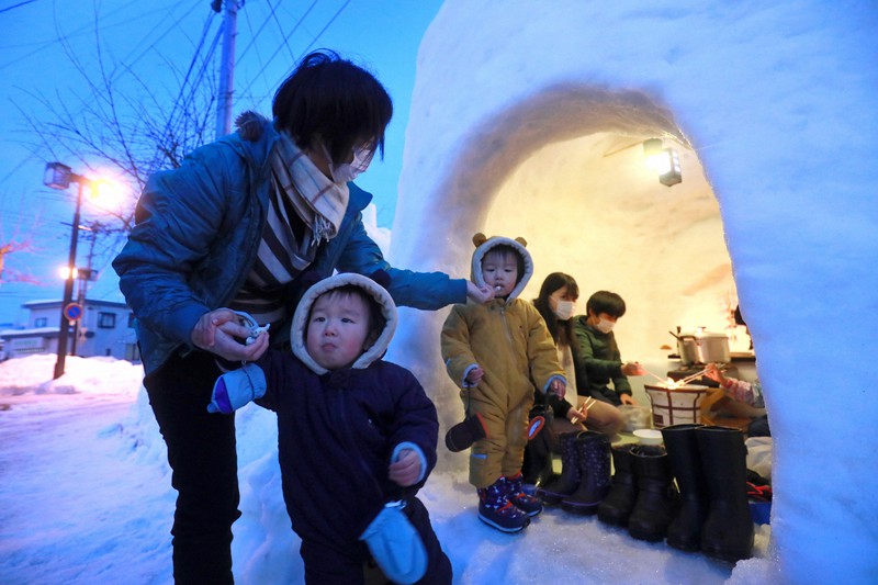 記録的豪雪の秋田 横手で小正月 かまくら 住民だけで静かに 毎日新聞