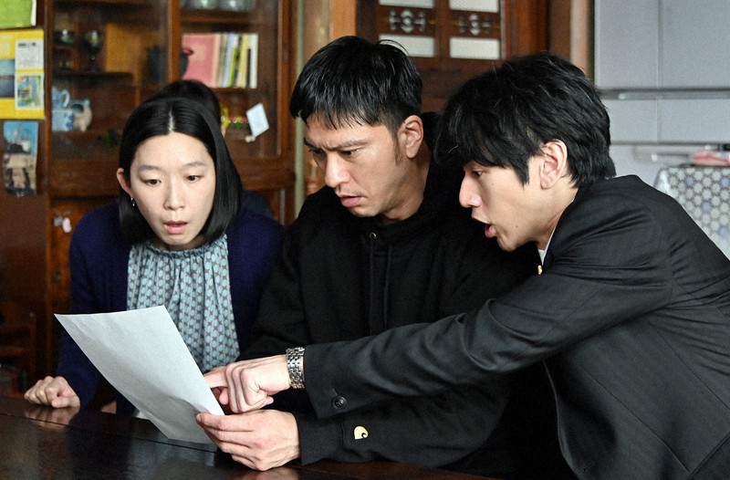「俺の家の話」第5回(2月19日)の一場面。中央が観山寿一役の長瀬智也=TBS提供