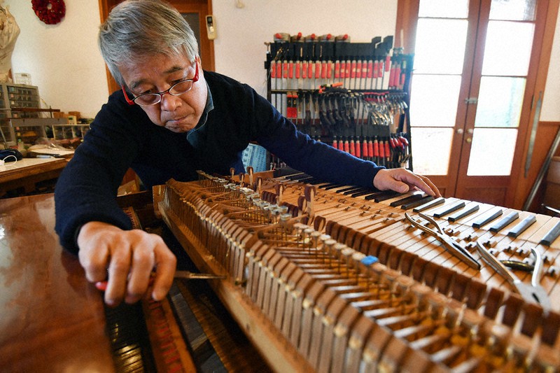 フォルテピアノを修復する山本宣夫さん。豊富な経験と技術が要求される=堺市東区で、北村隆夫撮影